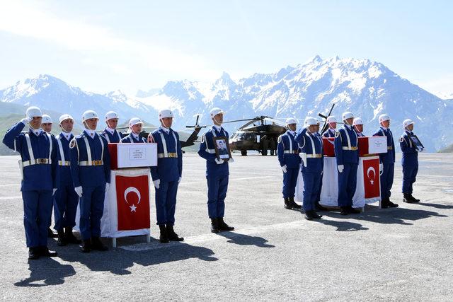 Çukurca'daki çatışmada şehit olan 2 asker, memleketlerine uğurlandı