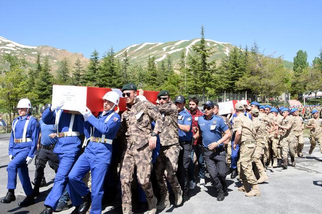 Çukurca'daki çatışmada şehit olan 2 asker, memleketlerine uğurlandı