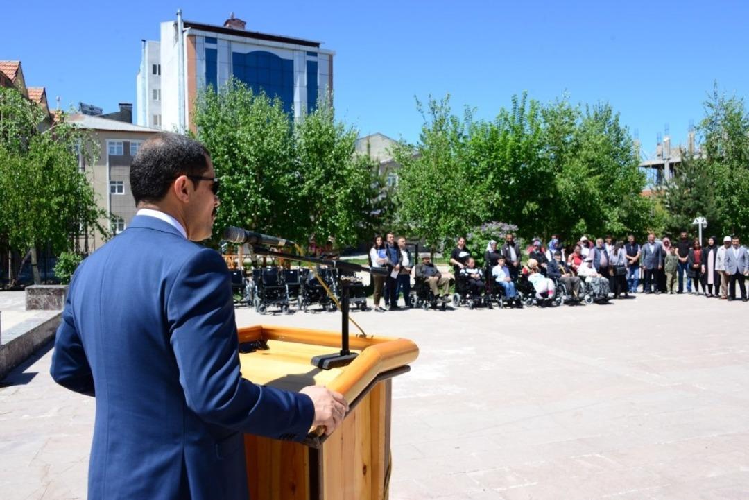 Vali Masatlı, engellilere tekerlekli sandalye dağıttı