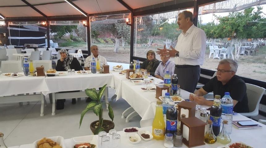 Milli Eğitim M&uuml;d&uuml;r&uuml; Okumuş; Şehit &ouml;ğretmen aileleri ile iftar yaptı