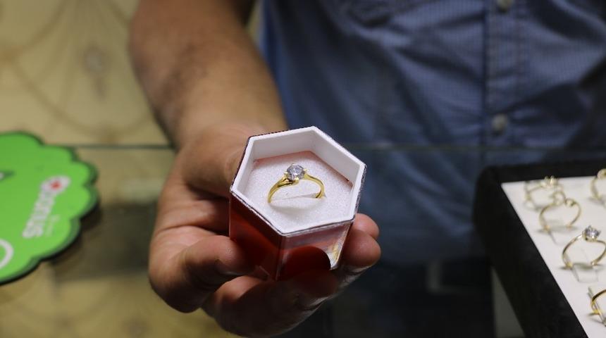 Bayrama &ouml;zel &lsquo;tek taş y&uuml;z&uuml;k&rsquo;