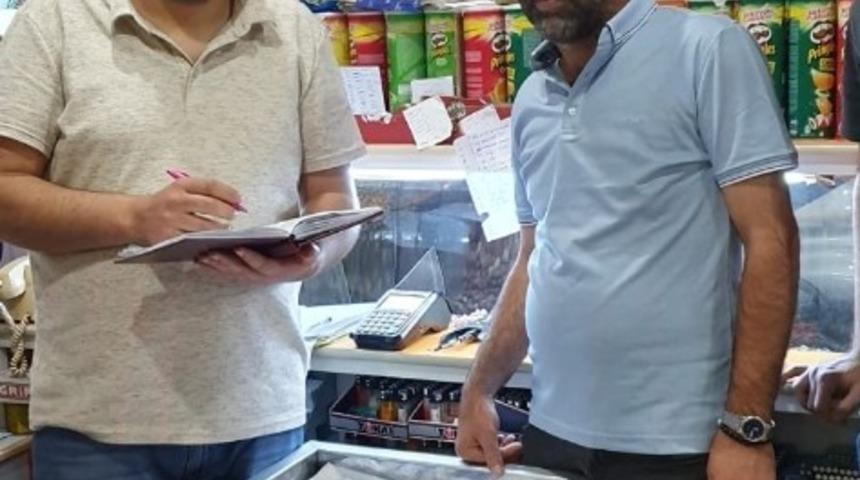 Tanımadıkları insanların bakkal bor&ccedil;larını sildirdi