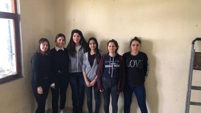 Öğrenciler ihtiyaç sahibi ailelerin evlerini boyadı