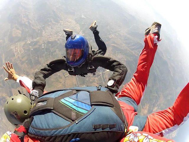 Tatilde adrenalin tutkunları uçaktan paraşütle atladı