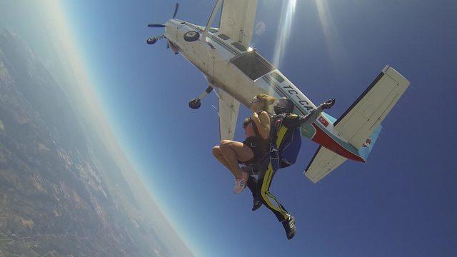 Tatilde adrenalin tutkunları uçaktan paraşütle atladı