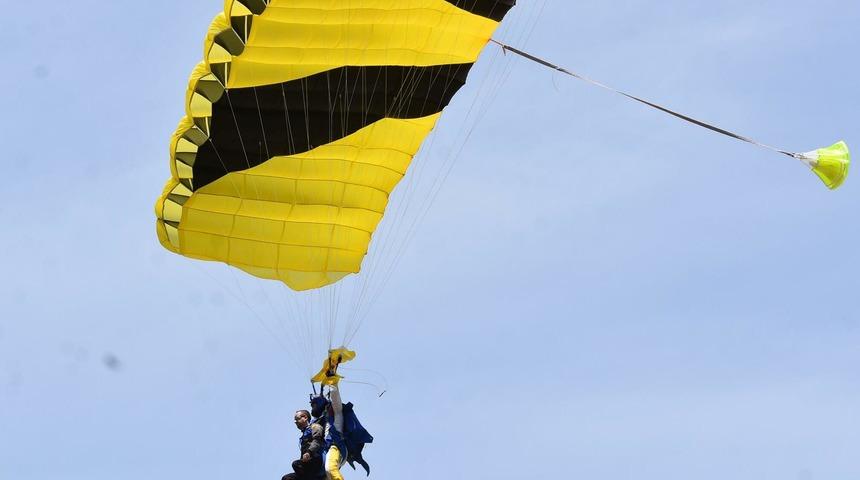 Tatilde adrenalin tutkunları u&ccedil;aktan paraş&uuml;tle atladı
