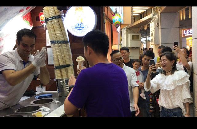 Çinliler, Maraş dondurması için kuyrukta