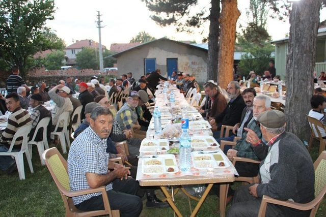 Köy muhtarından 500 kişilik iftar yemeği