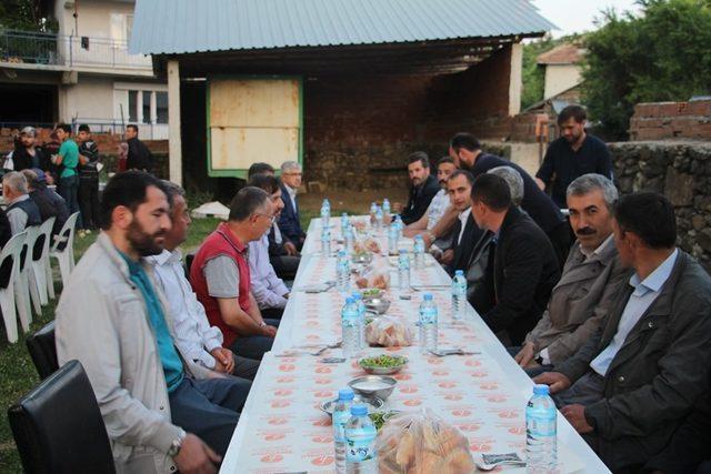 Köy muhtarından 500 kişilik iftar yemeği