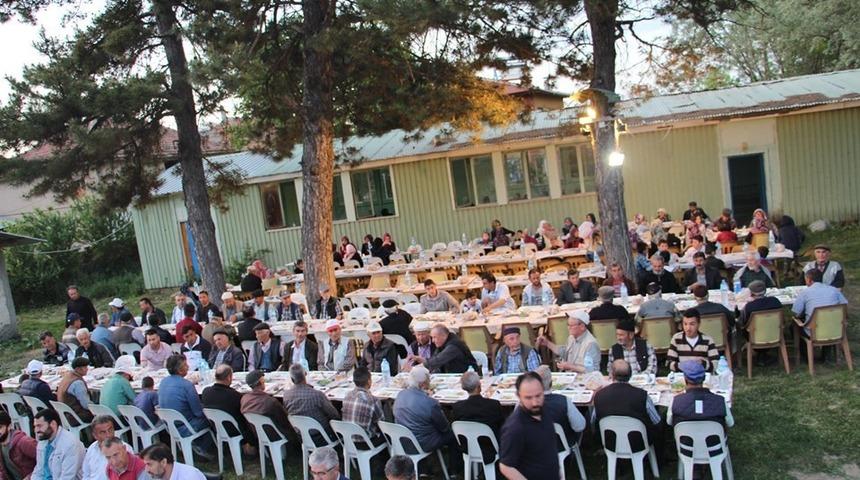 K&ouml;y muhtarından 500 kişilik iftar yemeği