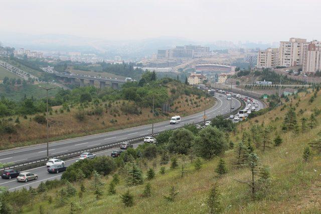 Bayram tatilcilerinin TEM’de oluşturduğu yoğunluk sürüyor