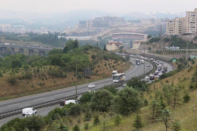 Bayram tatilcilerinin TEM’de oluşturduğu yoğunluk sürüyor