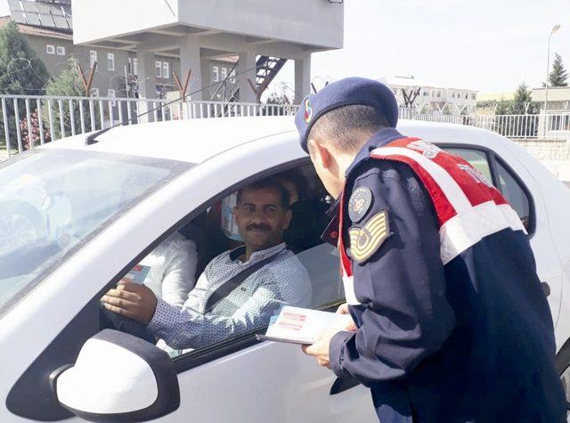 Sürücüleri kontrol eden çocuklara bisiklet ödülü