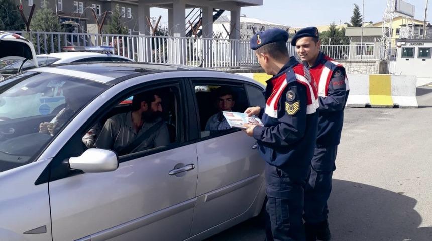 S&uuml;r&uuml;c&uuml;leri kontrol eden &ccedil;ocuklara bisiklet &ouml;d&uuml;l&uuml;