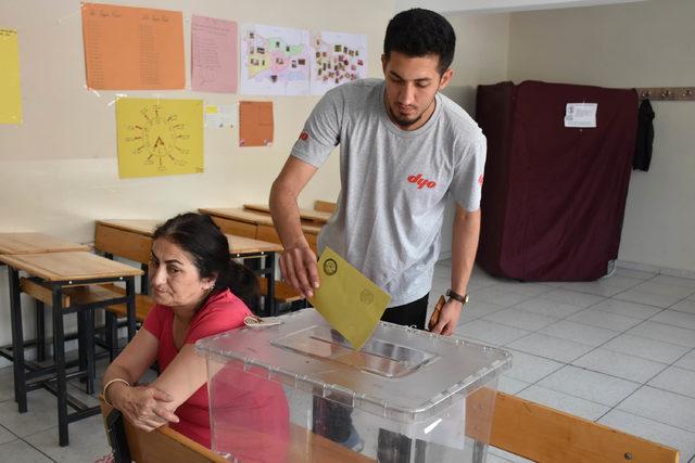 Sivas'ta 15 yerde muhtarlık ve aza seçimi için oy veriliyor