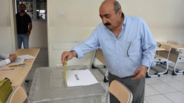 Sivas'ta 15 yerde muhtarlık ve aza seçimi için oy veriliyor