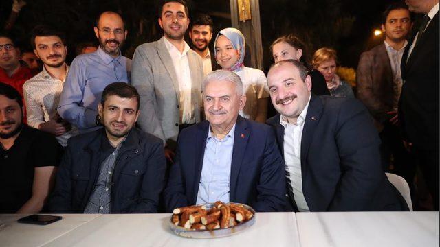 Binali Yıldırım: Gençlere 10 GB internet vereceğiz