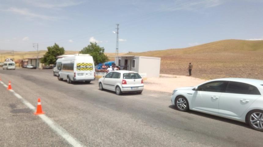 Alkoll&uuml; minib&uuml;s s&uuml;r&uuml;c&uuml;s&uuml; 14 kişilik araca 17 kişi aldı