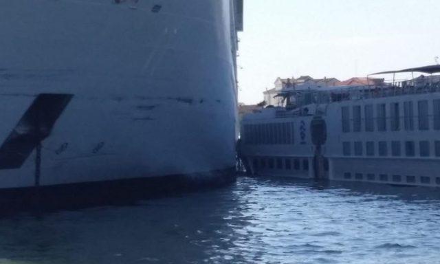 Kontrolden çıkan cruise gemisi, bir gemiye ve limana çarptı