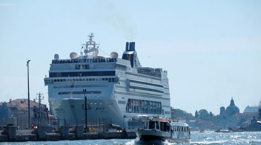 Venedik'te cruise gemisi yolcu gemisine çarptı