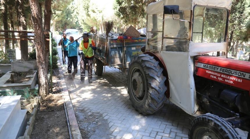 Turgutlu&rsquo;da kabristanlarda bayram hazırlığı