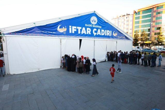 Elazığ’da 75 bin kişi iftar çadırında buluştu