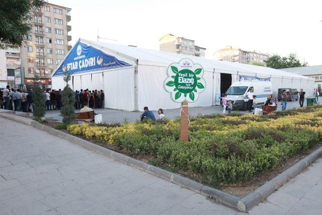 Elazığ’da 75 bin kişi iftar çadırında buluştu