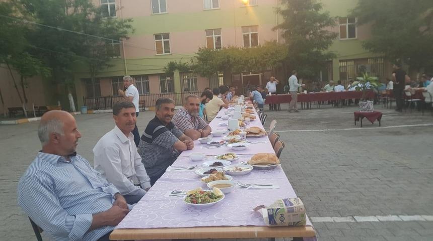 Çınar’da öğrenciler iftarda buluştu