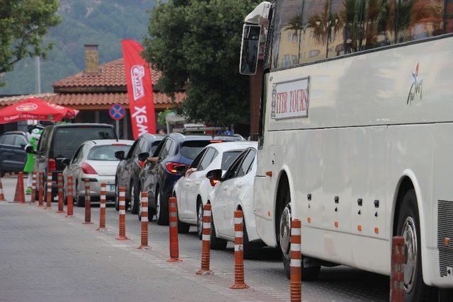 Çanakkale’de kilometrelerce uzayan bayram tatili kuyruğu