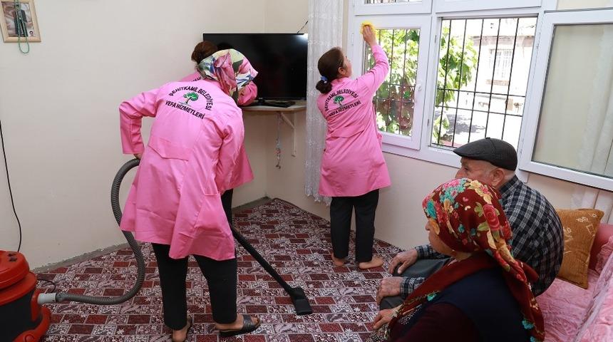 Şehitkamil’in bayram temizliği yaşlı çifti sevindirdi