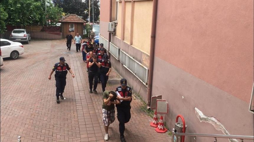 Jandarmadan bayram &ouml;ncesi eş zamanlı operasyon: 17 g&ouml;zaltı