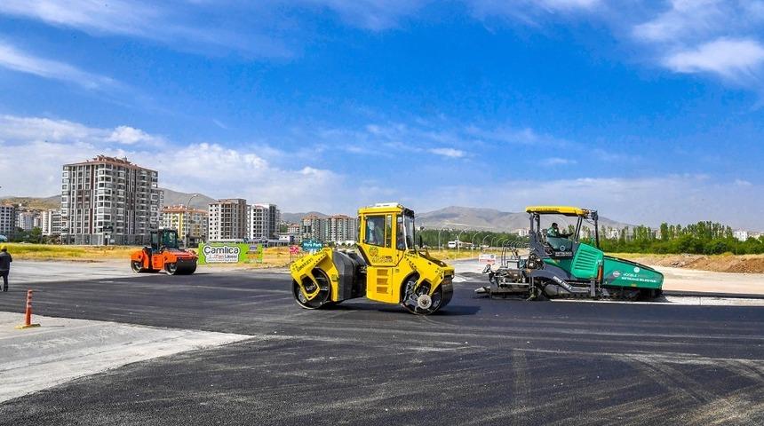 G&uuml;ng&ouml;r Caddesi asfaltlanıyor