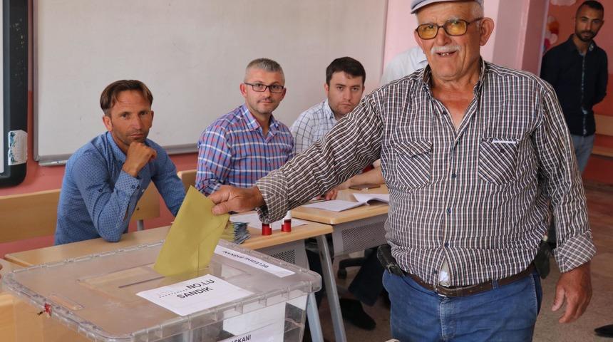 Honazlılar oy vermeye başladı (3)