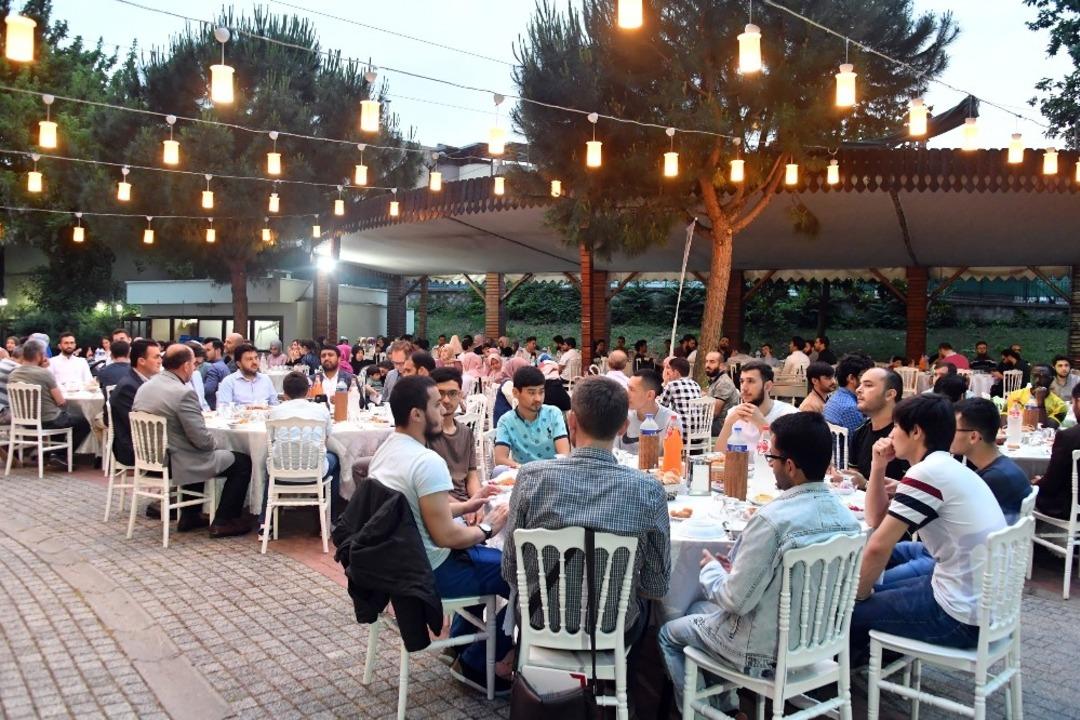 D&uuml;ndar yabancı &ouml;ğrencilerle iftarda buluştu