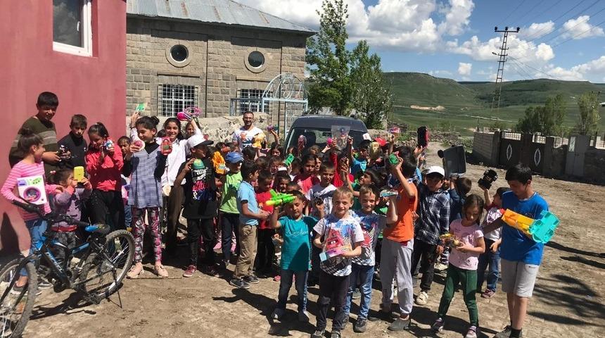 K&ouml;y &ccedil;ocuklarına bayram hediyesi