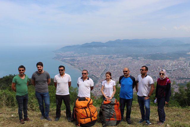 Paraş&uuml;tlerini yakıp, u&ccedil;uş yasağının kaldırılmasını istediler 1