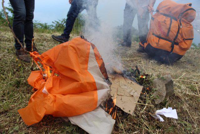 Paraş&uuml;tlerini yakıp, u&ccedil;uş yasağının kaldırılmasını istediler 2