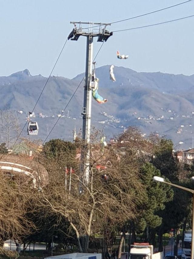 Paraş&uuml;tlerini yakıp, u&ccedil;uş yasağının kaldırılmasını istediler 3