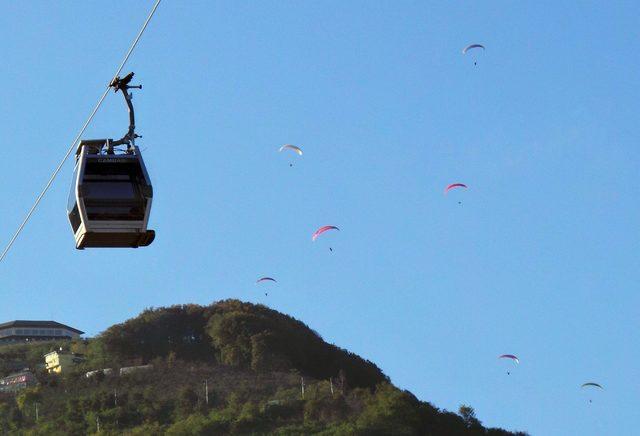 Paraş&uuml;tlerini yakıp, u&ccedil;uş yasağının kaldırılmasını istediler 4