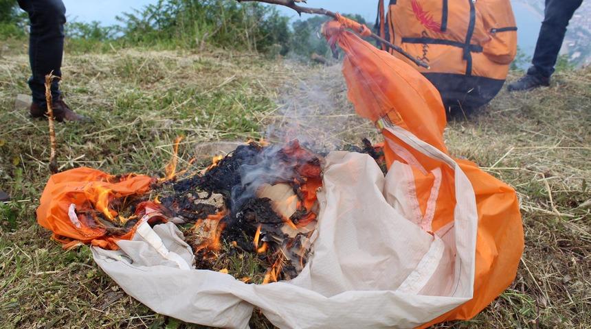 Paraş&uuml;tlerini yakıp, u&ccedil;uş yasağının kaldırılmasını istediler
