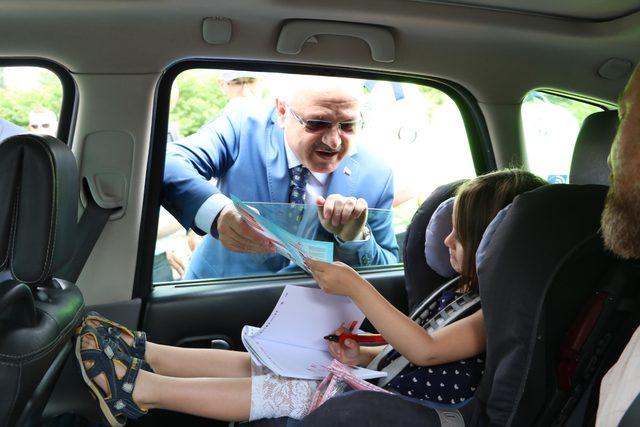 Eskişehir Valisi Çakacak, çocuklara sürücü karnesi dağıttı