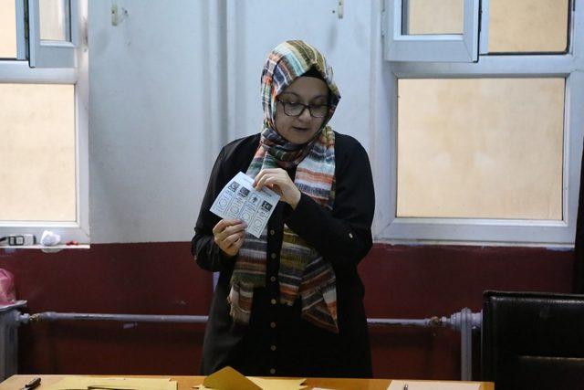 Yusufeli’nde oy verme işlemi bitti sandıklar açılmaya başladı