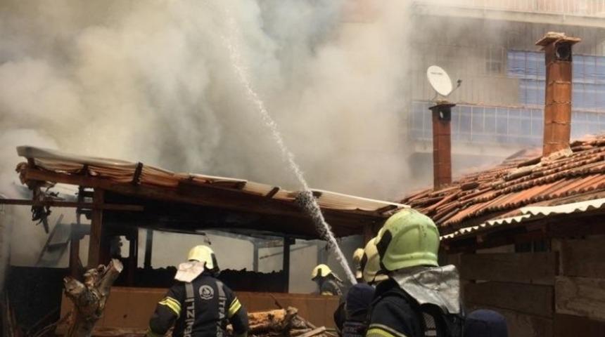K&ouml;m&uuml;rl&uuml;kte &ccedil;ıkan yangın dairelere sı&ccedil;ramadan s&ouml;nd&uuml;r&uuml;ld&uuml;