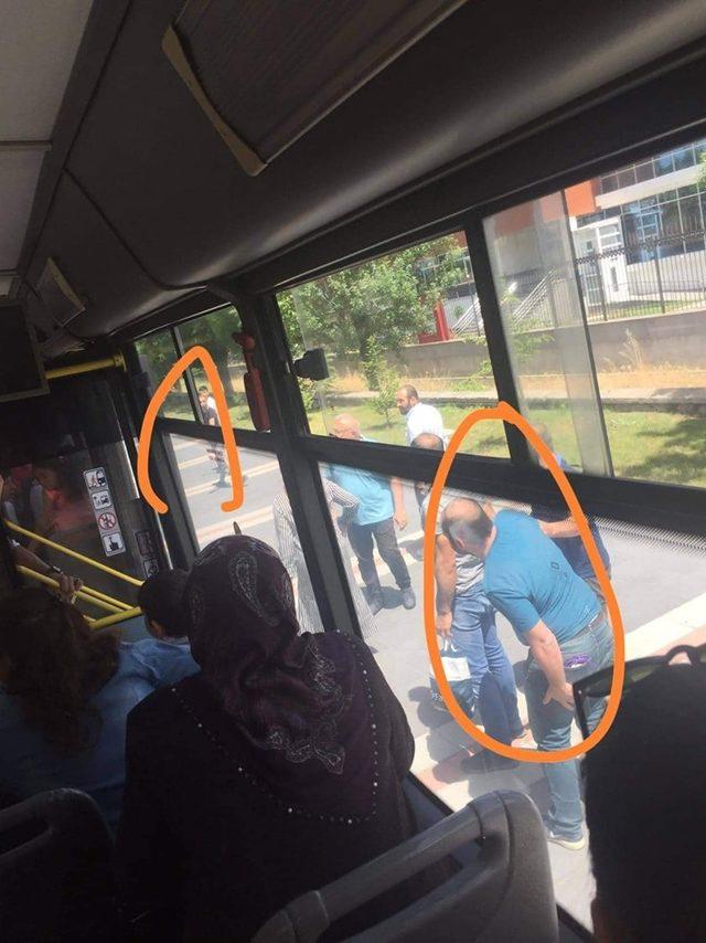 Otobüste küfürlü konuşan gençleri uyaran yolcu, bıçaklandı