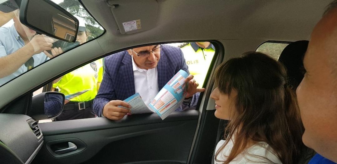 Vali broş&uuml;r dağıtıp s&uuml;r&uuml;c&uuml;leri uyardı