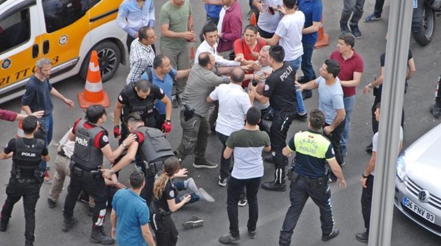 Ortalık bir anda karıştı! Taşlar sopalar havada uçuştu