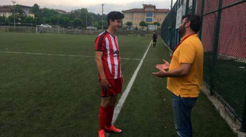 Rakip takımın oyuncusu geç kalınca kendi futbolcusunu oyundan çıkardı