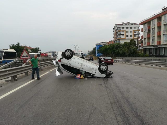 D-100’de bariyerlere çarpan otomobil takla attı: 1 yaralı