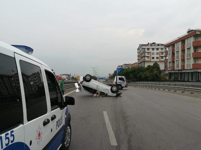 D-100’de bariyerlere çarpan otomobil takla attı: 1 yaralı