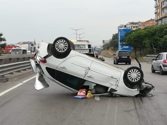 D-100’de bariyerlere çarpan otomobil takla attı: 1 yaralı